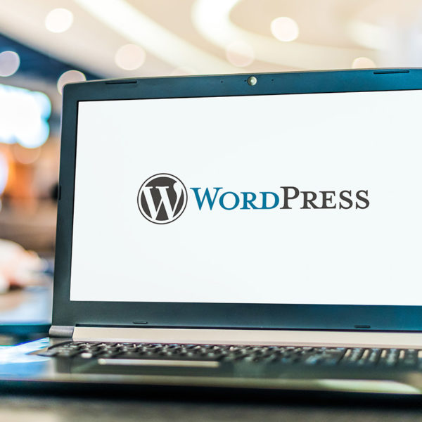 Laptop mit WordPress-Logo