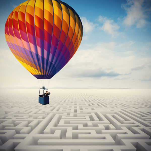 Overcome obstacles / Heißluftballon über einem Labyrinth
